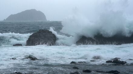 Wellen brechen entlang der Küste des Fischerhafens Pa-tou-tzu im Nordosten Taiwans (Symbolbild).