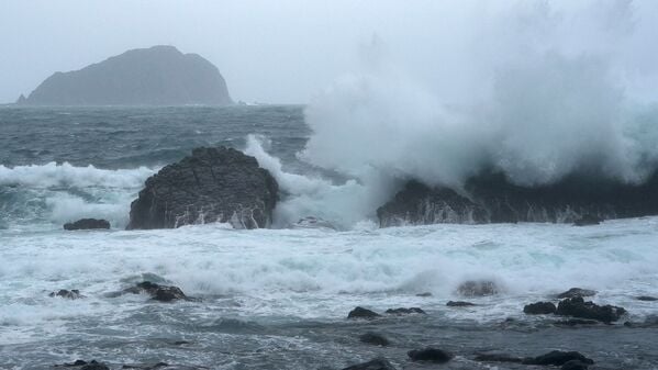Wellen brechen entlang der Küste des Fischerhafens Pa-tou-tzu im Nordosten Taiwans (Symbolbild).