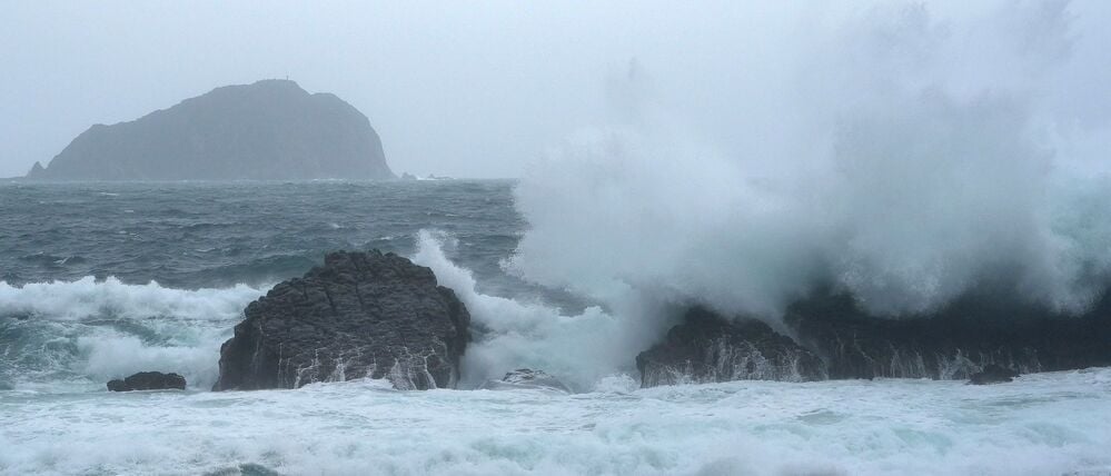 Wellen brechen entlang der Küste des Fischerhafens Pa-tou-tzu im Nordosten Taiwans (Symbolbild).