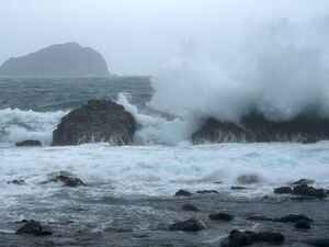 Wellen brechen entlang der Küste des Fischerhafens Pa-tou-tzu im Nordosten Taiwans (Symbolbild).