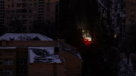 Ein Auto fährt während eines Stromausfalls auf einer Straße in Kew, nachdem wichtige zivile Infrastruktur durch die jüngsten russischen Raketen- und Drohnenangriffe getroffen wurde.