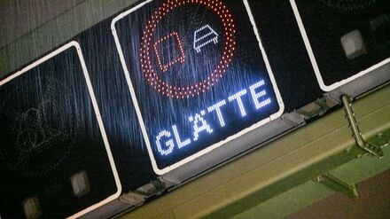 Auch in der Nacht auf Sonntag müssen Autofahrer und Fußgänger vorsichtig sein - es kann glatt werden. 
