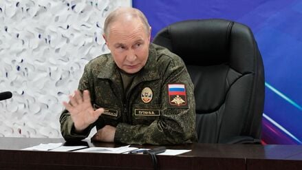 Dieses vom Pressedienst des russischen Präsidenten zur Verfügung gestellte Videostandbild zeigt den russischen Präsidenten Wladimir Putin, während seines Besuchs eines Kommandopostens der Westgruppe der russischen Armee an einem ungenannten Ort. 