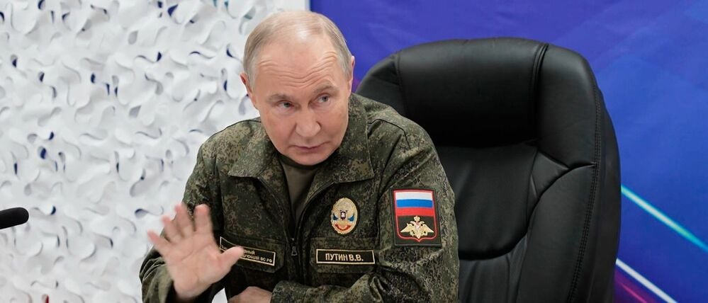 Dieses vom Pressedienst des russischen Präsidenten zur Verfügung gestellte Videostandbild zeigt den russischen Präsidenten Wladimir Putin, während seines Besuchs eines Kommandopostens der Westgruppe der russischen Armee an einem ungenannten Ort. 