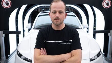 Der Werksleiter der Tesla-Fabrik in Grünheide, André Thierig, äußert sich zur Entlohnung. (Archivbild)