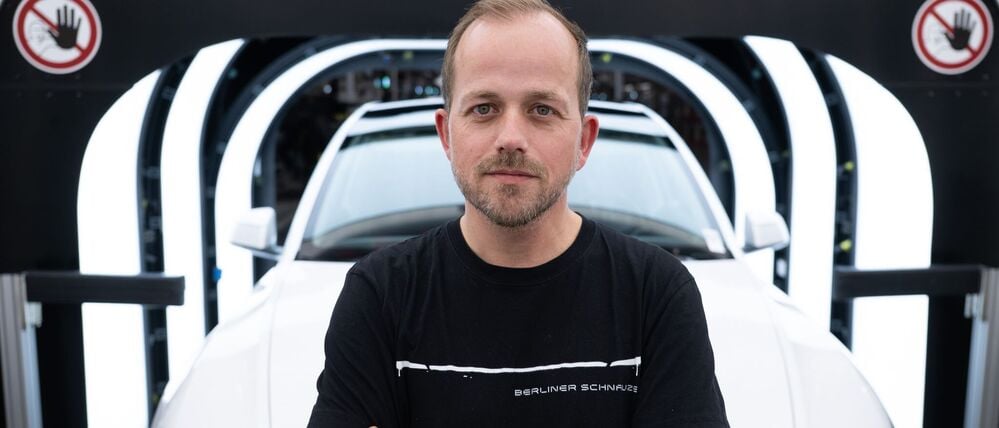 Der Werksleiter der Tesla-Fabrik in Grünheide, André Thierig, äußert sich zur Entlohnung. (Archivbild)