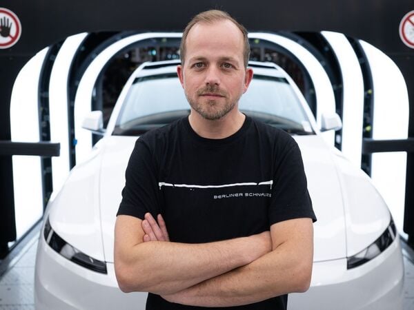 Der Werksleiter der Tesla-Fabrik in Grünheide, André Thierig, äußert sich zur Entlohnung. (Archivbild)