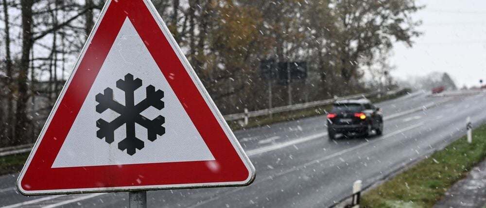 Wegen Glatteis ist es in Sachsen zu dutzenden Unfällen gekommen. 