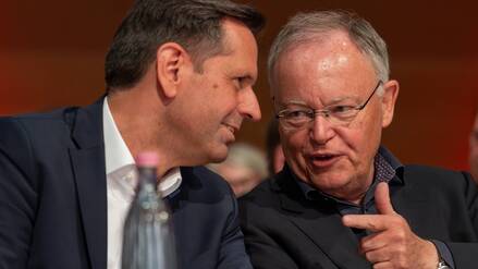 Olaf Lies (links) und Stephan Weil (beide SPD) unterhalten sich.