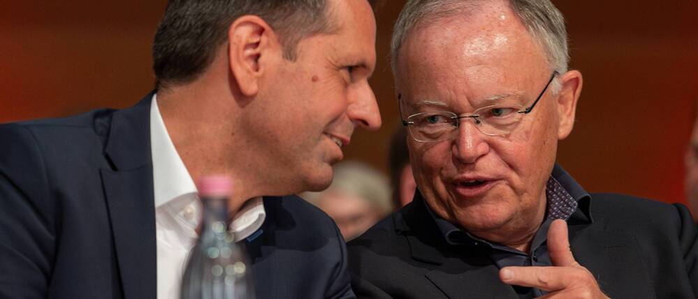 Olaf Lies (links) und Stephan Weil (beide SPD) unterhalten sich.