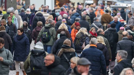 Viele Menschen sind in der Fußgängerzone von Münster zu sehen. 