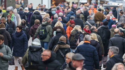 Menschen sind in der Innenstadt von Münster zu sehen. 