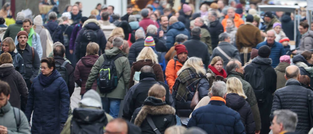 Viele Menschen sind in der Fußgängerzone von Münster zu sehen. 