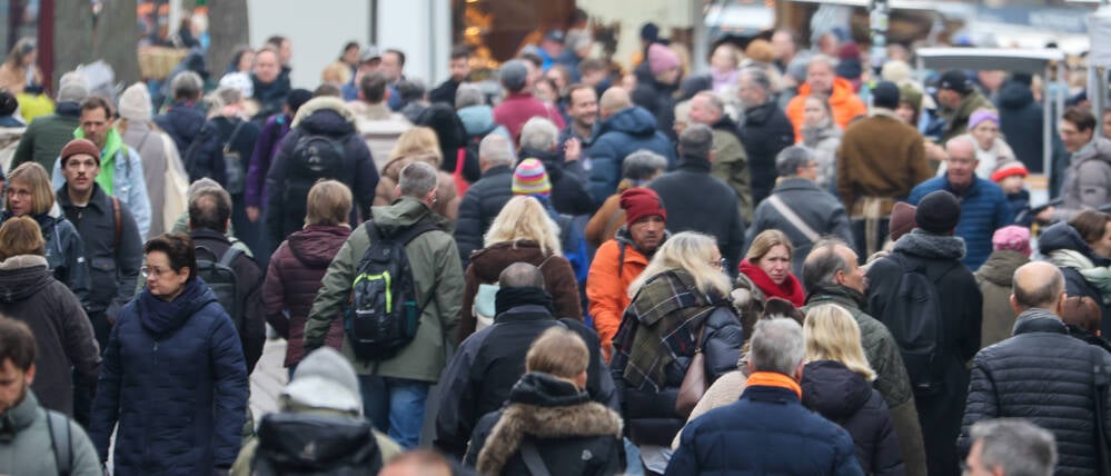Viele Menschen sind in der Innenstadt von Münster zu sehen.