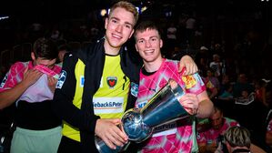 Torhüter Lasse Ludwig (l) und Nils Lichtlein jubeln 2024 nach dem Gewinn des Supercup.