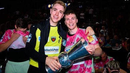 Torhüter Lasse Ludwig (l) und Nils Lichtlein jubeln 2024 nach dem Gewinn des Supercup.