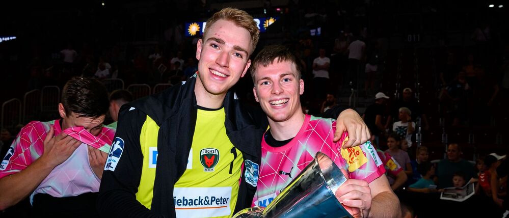 Torhüter Lasse Ludwig (l) und Nils Lichtlein jubeln 2024 nach dem Gewinn des Supercup.