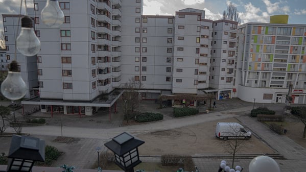 Imman Alraai führt durch die Siedlung am Emstaler Platz, in der sie seit mehr als 35 Jahren wohnt. In der Silvesternacht ist hier ein siebenjähriger Junge von einer Kugelbombe lebensgefährlich verletzt worden. 