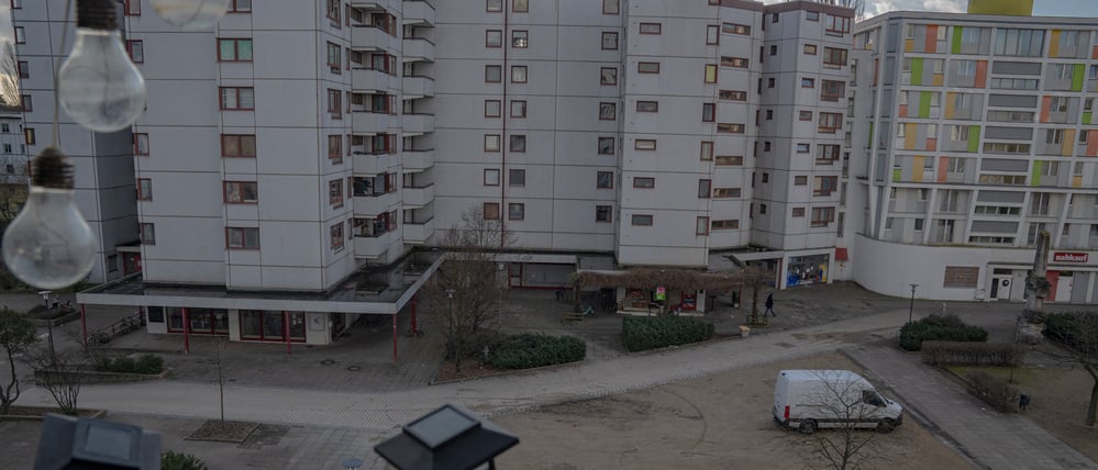 Imman Alraai führt durch die Siedlung am Emstaler Platz, in der sie seit mehr als 35 Jahren wohnt. In der Silvesternacht ist hier ein siebenjähriger Junge von einer Kugelbombe lebensgefährlich verletzt worden. 