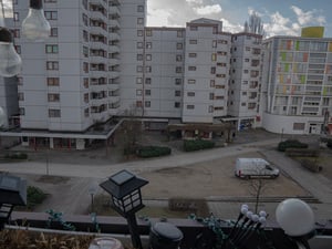 Imman Alraai führt durch die Siedlung am Emstaler Platz, in der sie seit mehr als 35 Jahren wohnt. In der Silvesternacht ist hier ein siebenjähriger Junge von einer Kugelbombe lebensgefährlich verletzt worden. 