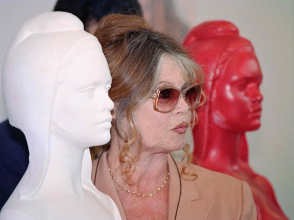 (FILES) French actress Brigitte Bardot poses on May 11, 1993 in Paris next to two busts of Marianne, the symbol of the French Republic, for which Bardot served as a model. Brigitte Bardot, legendary French actress, female icon of the 1960s and fervent animal rights activist, has died at the age of 91, the Brigitte Bardot Foundation announced on December 28, 2025. (Photo by Vincent AMALVY / AFP)