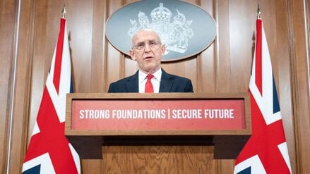 Großbritanniens Verteidigungsminister John Healey hält in der Downing Street Nr. 9 eine Rede.