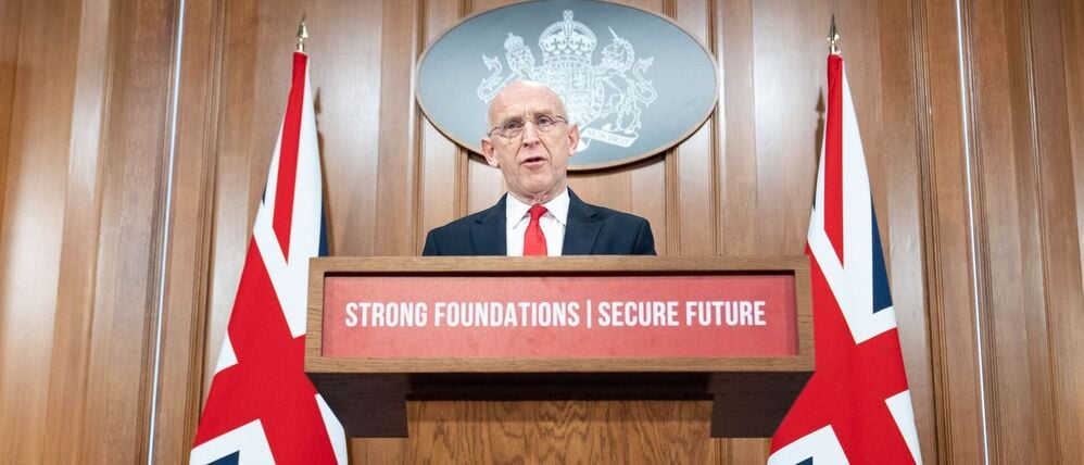 Großbritanniens Verteidigungsminister John Healey hält in der Downing Street Nr. 9 eine Rede.