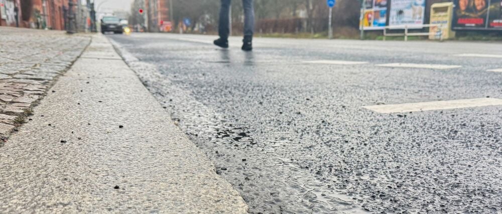 Wegen glatter Straßen und Gehwege sind am Wochenende viele Menschen gestürzt. (Symbolbild)