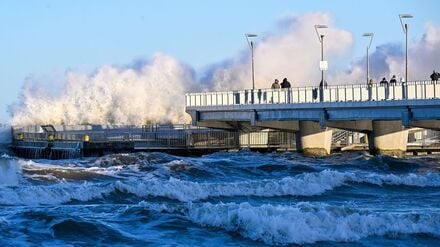 Vom Sturmwetter besonders stark betroffen ist die Ostseeküste Polens - wie hier das Ostseebad Kolberg.
