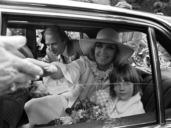 ARCHIV - 01.06.1977, NA, Berlin: Strahlend nimmt das frisch vermählte Paar, die deutsche Schauspielerin («Die Sünderin»), Sängerin und Buchautorin («Der geschenkte Gaul») Hildegard Knef und Paul Rudolf Freiherr von Schell zu Bauschlott, am 1.6.1977 nach der standesamtlichen Trauung vor dem Standesamt in Berlin-Charlottenburg die Glückwünsche der Schaulustigen entgegen. (zu dpa: «100 Jahre Hildegard Knef: Hier erinnert sich ihr Visagist») Foto: Chris Hoffmann/dpa +++ dpa-Bildfunk +++