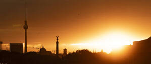 Majestätischer Sonnenaufgang über Berlin.