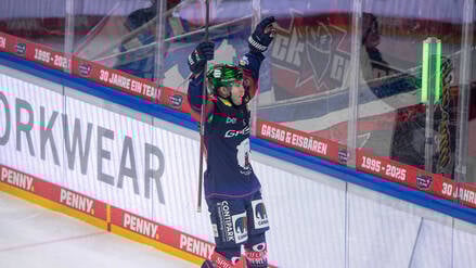 Les Lancaster jubelt über sein erstes Tor für die Eisbären.