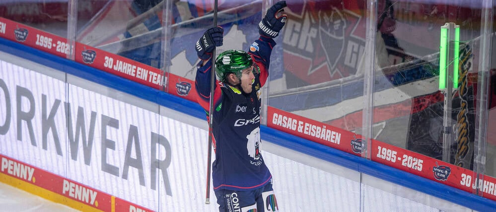 Les Lancaster jubelt über sein erstes Tor für die Eisbären.