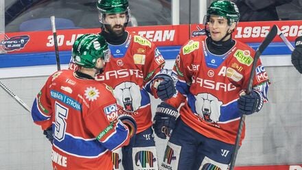 Liam Kirk (m.) und Frederik Tiffels (r.) zählten beim Heimsieg der Eisbären Berlin gegen die Nürnberg Ice Tigers zu den Torschützen.