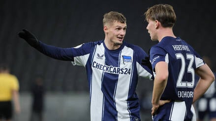 Hertha BSC braucht mehr Ballbesitz, um dominant zu spielen. Eine Aufgabe, die Michael Cuisance (li.) und Kennet Eichhorn (re.) zuteil wird. 