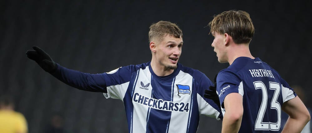Hertha BSC braucht mehr Ballbesitz, um dominant zu spielen. Eine Aufgabe, die Michael Cuisance (li.) und Kennet Eichhorn (re.) zuteil wird. 