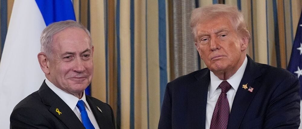 Israels Ministerpräsident Benjamin Netanjahu schüttelt US-Präsident Donald Trump nach einer Pressekonferenz im State Dining Room des Weißen Hauses die Hand (Archivbild).