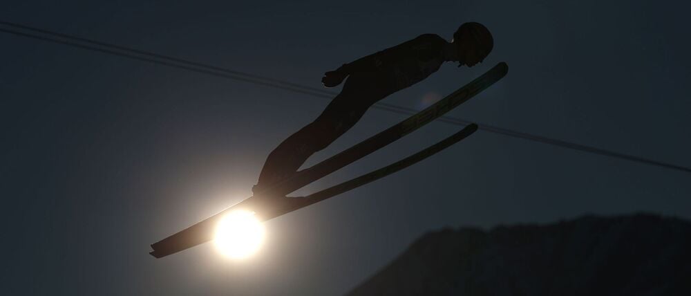 Karl Geiger legt einen schwachen Quali-Sprung hin.