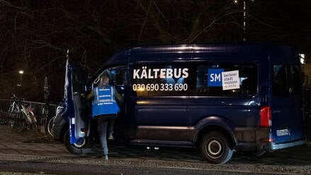 Unterwegs mit der freiwilligen Helfern Karla K. und Markus S. mit dem Kältebus in Berlin am 15. Januar 2025. Einsatz am Bahnhof Platz der Luftbrücke. Eine obdachlose Frau möchte zu einer Notunterkunft und findet einen Platz in Kreuzberg. Unterwegs mit der freiwilligen Helfern Karla K. und Markus S. mit dem Kältebus