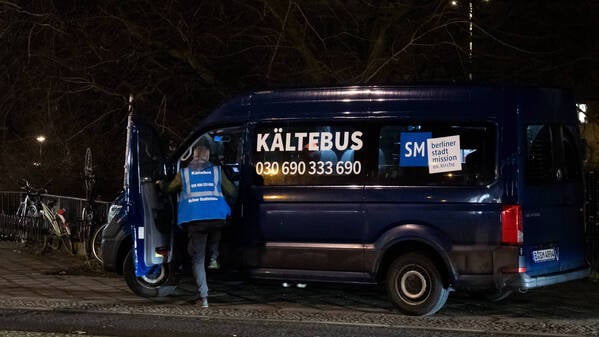 Unterwegs mit der freiwilligen Helfern Karla K. und Markus S. mit dem Kältebus in Berlin am 15. Januar 2025. Einsatz am Bahnhof Platz der Luftbrücke. Eine obdachlose Frau möchte zu einer Notunterkunft und findet einen Platz in Kreuzberg. Unterwegs mit der freiwilligen Helfern Karla K. und Markus S. mit dem Kältebus