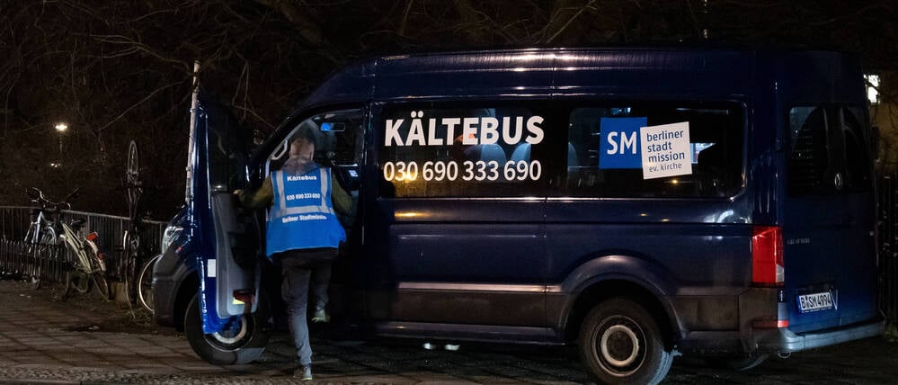 Unterwegs mit der freiwilligen Helfern Karla K. und Markus S. mit dem Kältebus in Berlin am 15. Januar 2025. Einsatz am Bahnhof Platz der Luftbrücke. Eine obdachlose Frau möchte zu einer Notunterkunft und findet einen Platz in Kreuzberg. Unterwegs mit der freiwilligen Helfern Karla K. und Markus S. mit dem Kältebus