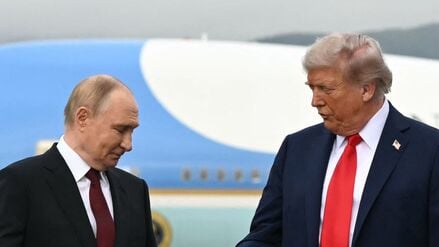 US-Präsident Donald Trump reicht dem russischen Präsidenten Wladimir Putin die Hand (Symbolbild).