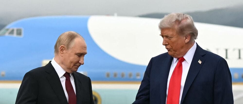 US-Präsident Donald Trump reicht dem russischen Präsidenten Wladimir Putin die Hand (Symbolbild).