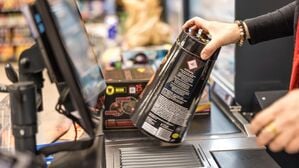 An der Kasse eines Supermarktes wird Feuerwerk über das Band gezogen und gescannt. (Symbolbild)