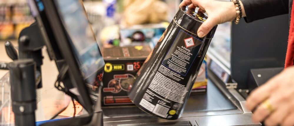 An der Kasse eines Supermarktes wird Feuerwerk über das Band gezogen und gescannt. (Symbolbild)