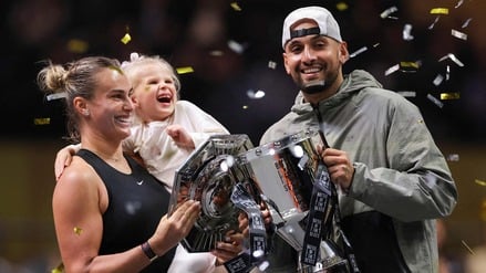 Die Belarussin Aryna Sabalenka (links), ihre Patentochter Nicole und der Australier Nick Kyrgios feiern am Ende des Tennismatchs „Battle of the Sexes” in Dubai am 28. Dezember 2025 mit ihren Trophäen.