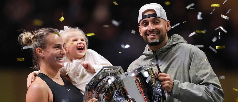 Die Belarussin Aryna Sabalenka (links), ihre Patentochter Nicole und der Australier Nick Kyrgios feiern am Ende des Tennismatchs „Battle of the Sexes” in Dubai am 28. Dezember 2025 mit ihren Trophäen.