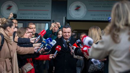 Kosovos Ministerpräsident Kurti sichert sich bei der Neuwahl in seinem Land ein weiteres Regierungsmandat. 