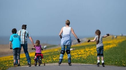 Mehr Zeit mit der Familie und mit Freunden - das nehmen sich viele Menschen für 2026 vor. (Symbolbild)