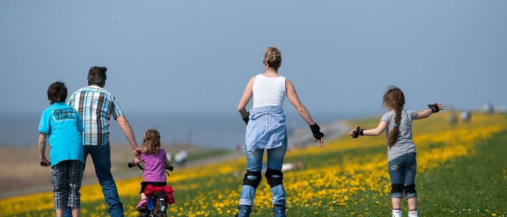 Mehr Zeit mit der Familie und mit Freunden - das nehmen sich viele Menschen für 2026 vor. (Symbolbild)
